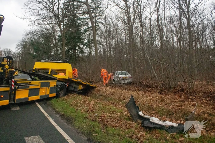 Auto raakt van weg en belandt in de bosschages