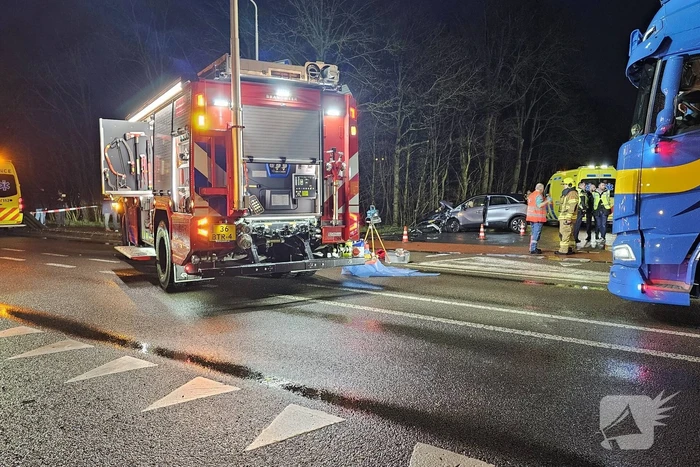 Meerdere auto's betrokken bij dodelijk ongeval op-en afrit A30