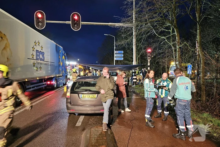 Meerdere auto's betrokken bij dodelijk ongeval op-en afrit A30