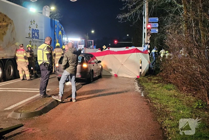 Meerdere auto's betrokken bij dodelijk ongeval op-en afrit A30