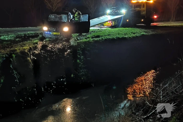 Auto belandt op verkeerde weghelft en eindigt in sloot