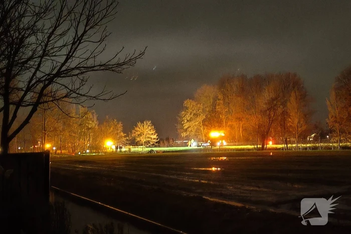 Auto belandt op verkeerde weghelft en eindigt in sloot
