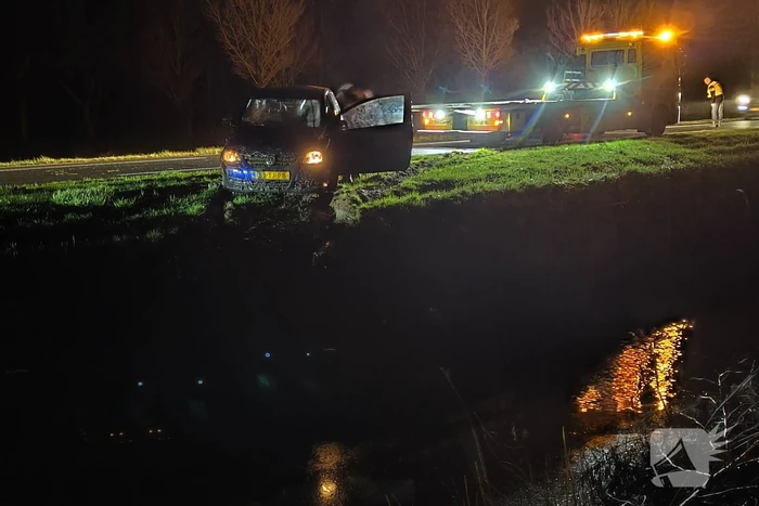 Auto belandt op verkeerde weghelft en eindigt in sloot