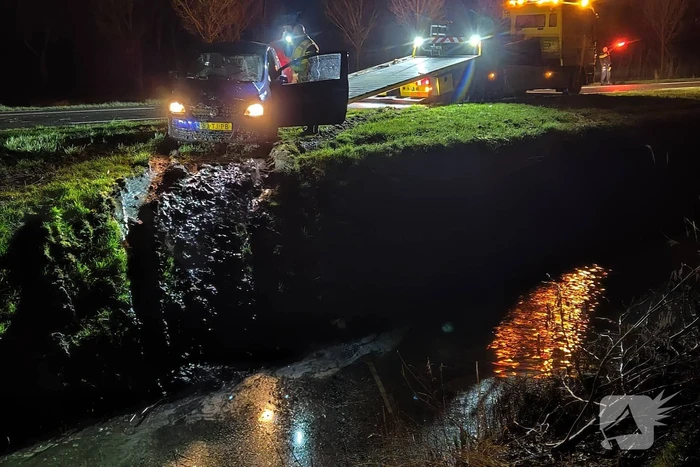 Auto belandt op verkeerde weghelft en eindigt in sloot
