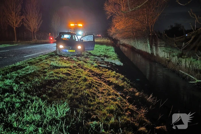 Auto belandt op verkeerde weghelft en eindigt in sloot
