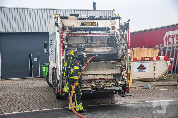 Lading van vuilniswagen vat vlam