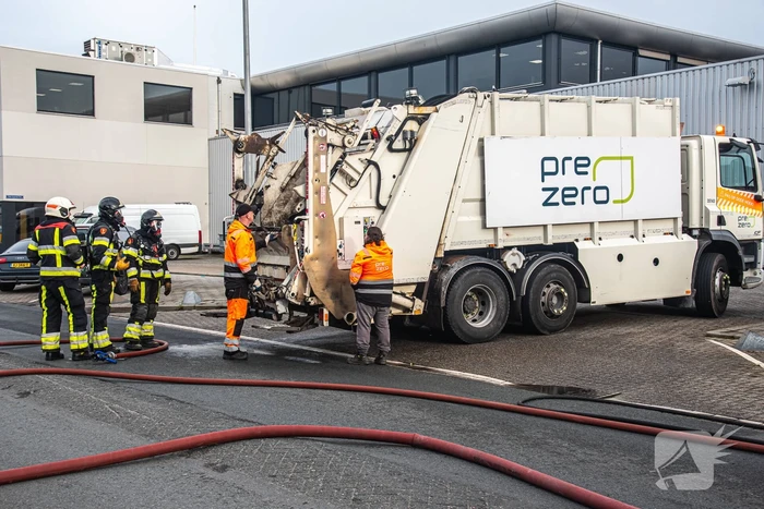 Lading van vuilniswagen vat vlam