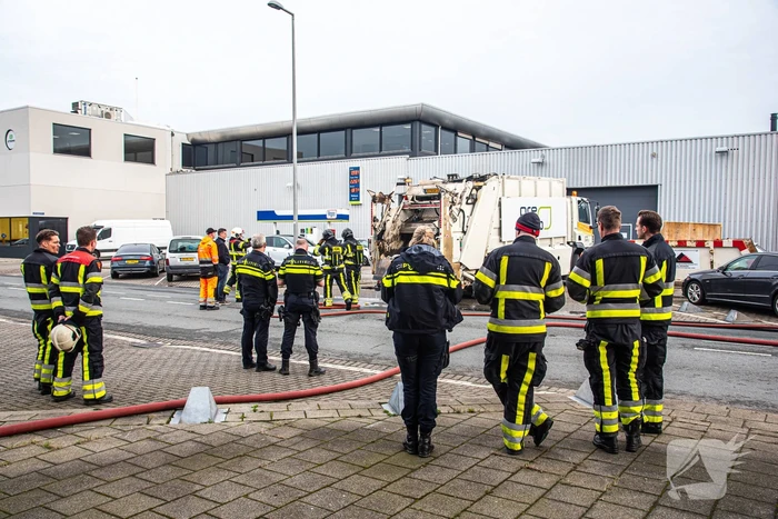 Lading van vuilniswagen vat vlam