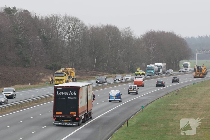 Mobiele kraan weggesleept na mogelijke brand