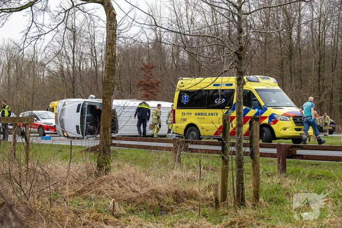 Pakketbezorger kantelt met bestelbus