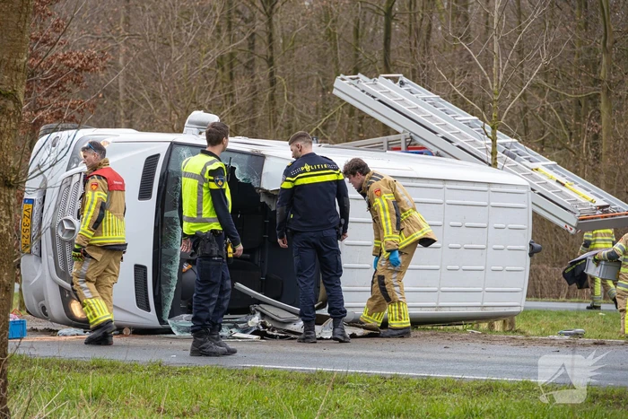 Pakketbezorger kantelt met bestelbus