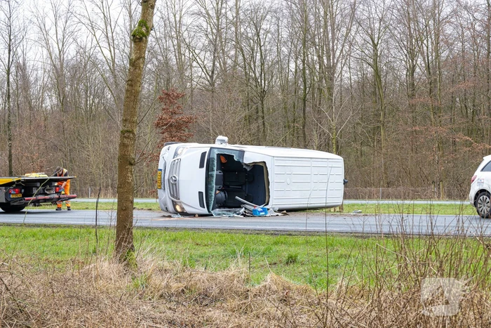 Pakketbezorger kantelt met bestelbus