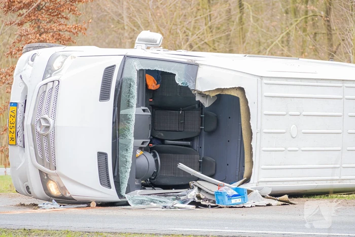 Pakketbezorger kantelt met bestelbus