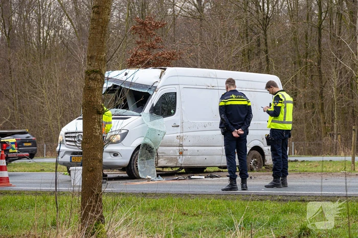 Pakketbezorger kantelt met bestelbus