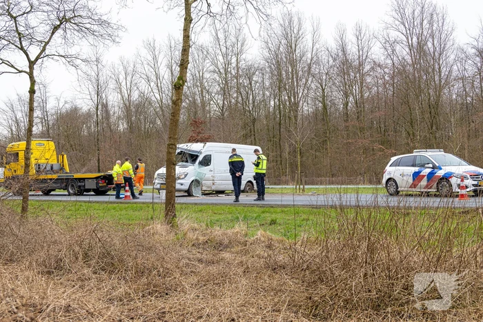Pakketbezorger kantelt met bestelbus