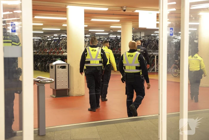 Grote zoekactie vanwege bedreiging met mes centraal station