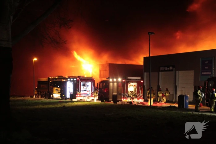 Grote uitslaande brand in bedrijfspand
