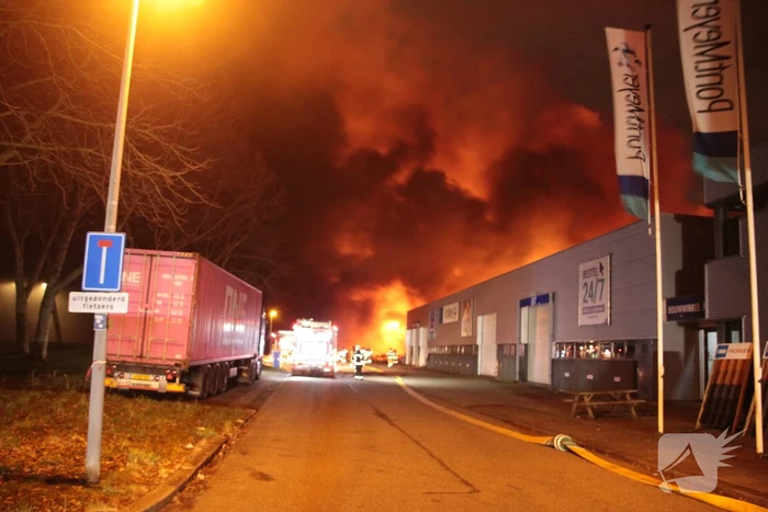 Grote uitslaande brand in bedrijfspand