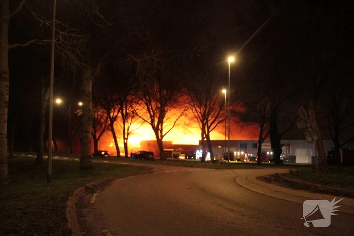 Grote uitslaande brand in bedrijfspand