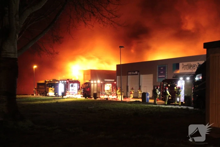 Grote uitslaande brand in bedrijfspand
