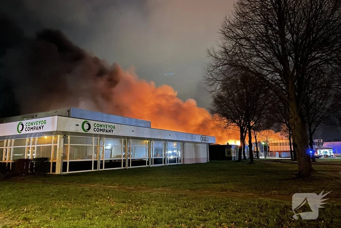 Grote uitslaande brand in bedrijfspand