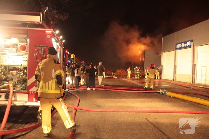 Grote uitslaande brand in bedrijfspand