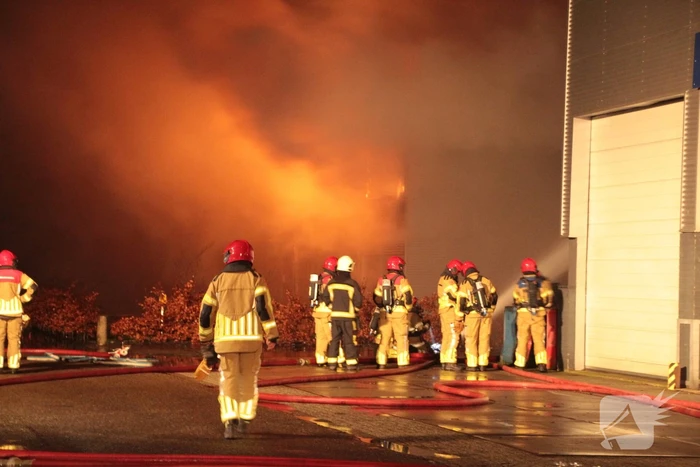 Grote uitslaande brand in bedrijfspand
