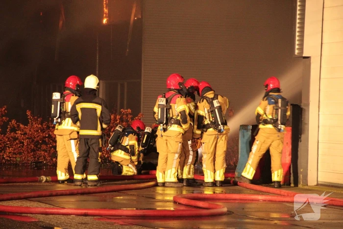 Grote uitslaande brand in bedrijfspand
