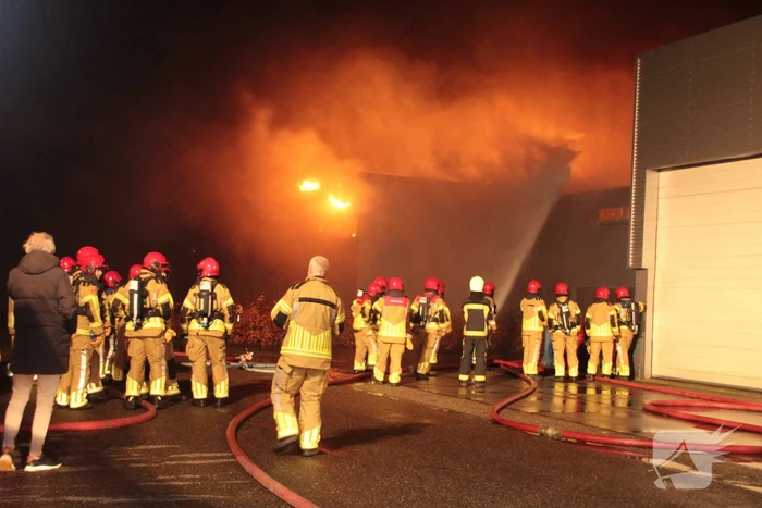 Grote uitslaande brand in bedrijfspand