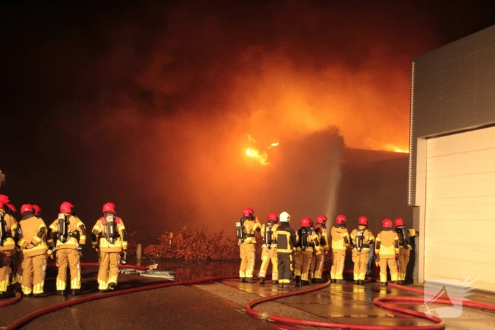 Grote uitslaande brand in bedrijfspand