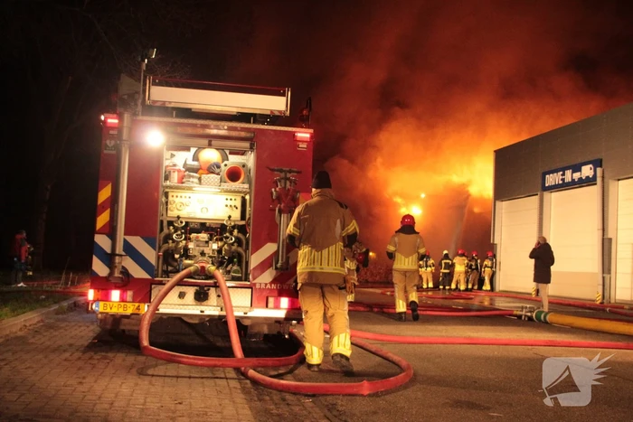 Grote uitslaande brand in bedrijfspand