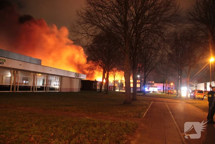 Grote uitslaande brand in bedrijfspand