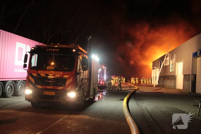 Grote uitslaande brand in bedrijfspand