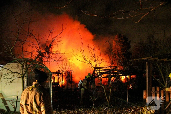 Brandweer ingezet voor uitslaande brand in tuinhuis