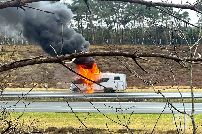 Camper in lichterlaaie op snelweg