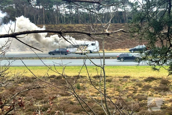 Camper in lichterlaaie op snelweg