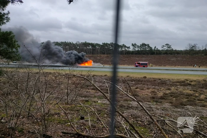 Camper in lichterlaaie op snelweg