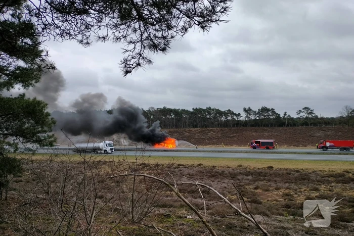 Camper in lichterlaaie op snelweg