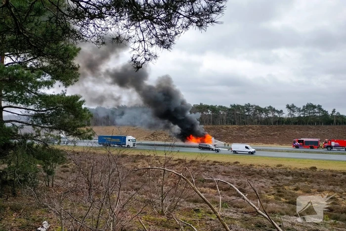 Camper in lichterlaaie op snelweg