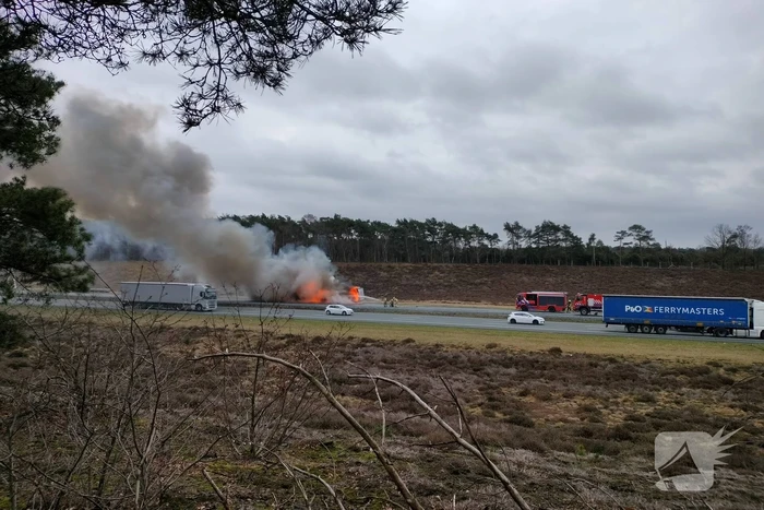 Camper in lichterlaaie op snelweg