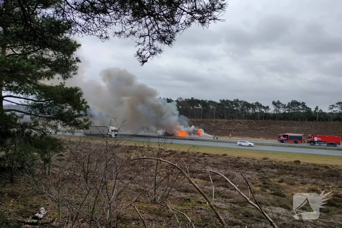Camper in lichterlaaie op snelweg