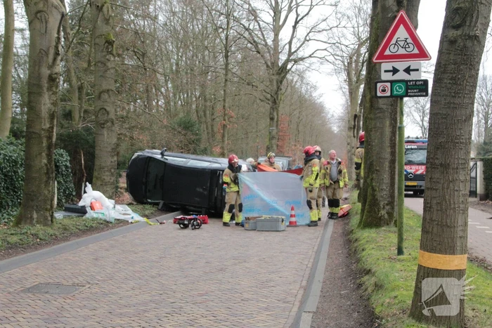 Automobilist ramt paal en belandt op zijkant