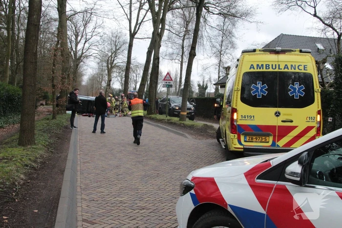 Automobilist ramt paal en belandt op zijkant