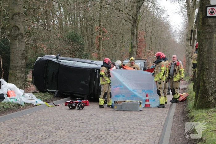 Automobilist ramt paal en belandt op zijkant