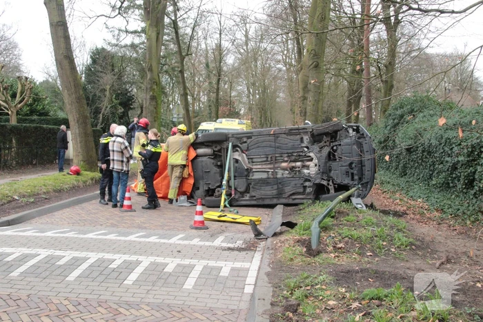 Automobilist ramt paal en belandt op zijkant