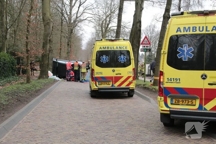 Automobilist ramt paal en belandt op zijkant
