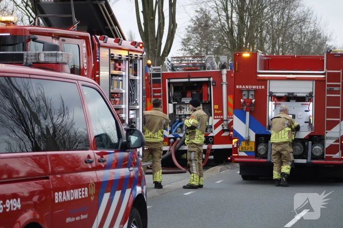 Schoorsteenbrand slaat over naar rietenkap
