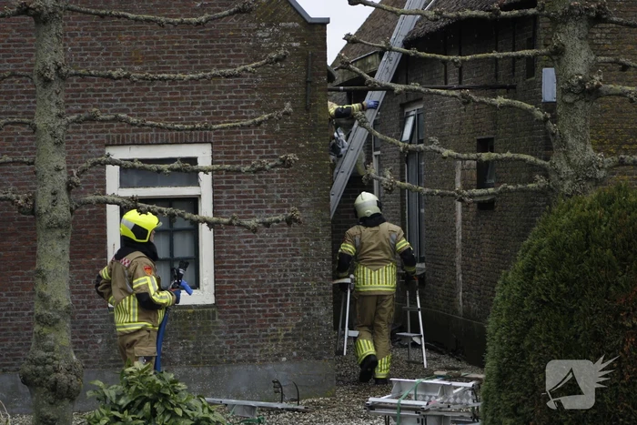 Schoorsteenbrand slaat over naar rietenkap