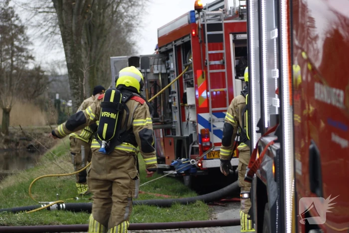 Schoorsteenbrand slaat over naar rietenkap