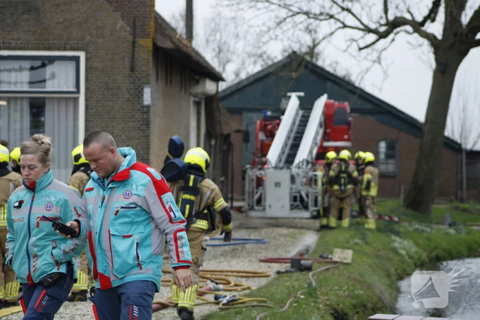 Schoorsteenbrand slaat over naar rietenkap